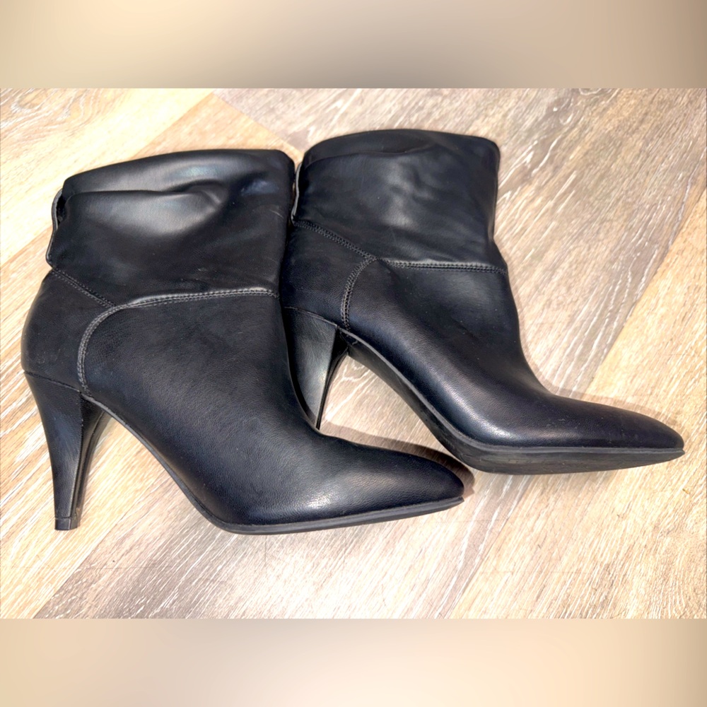 Unisa ankle booties solid black cuban heel size 7M almond toe